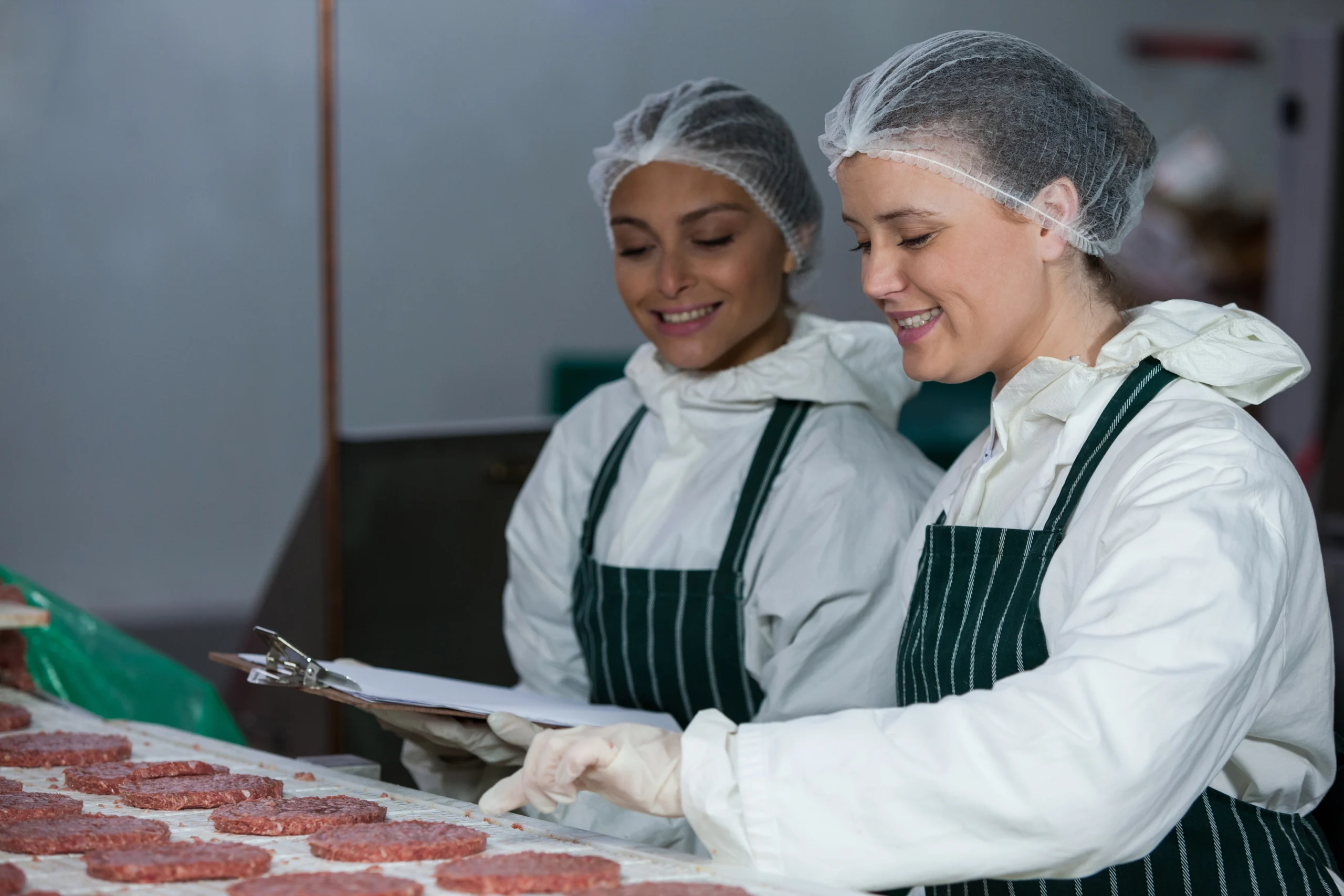 Pracownica branży spożywczej prowadząca kontrolę i dokumentację produkcji